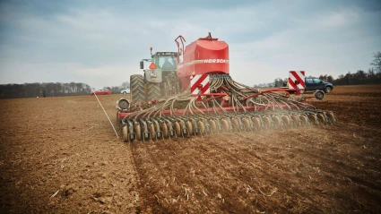 Vårsådd med testgödsel utanför Mörarp. Testet drivs av NSVA. 2023 ska åkrarna gödslas med gödsel framställd av produkter från Tre rör ut-systemet.