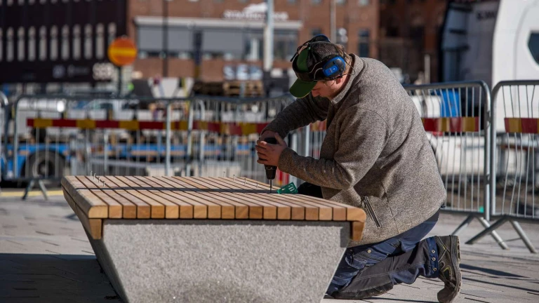Montering av bänkar i Ångfärjeparken.