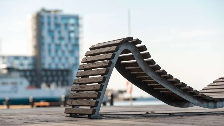 En stol på strandpromenaden vid SeaU.